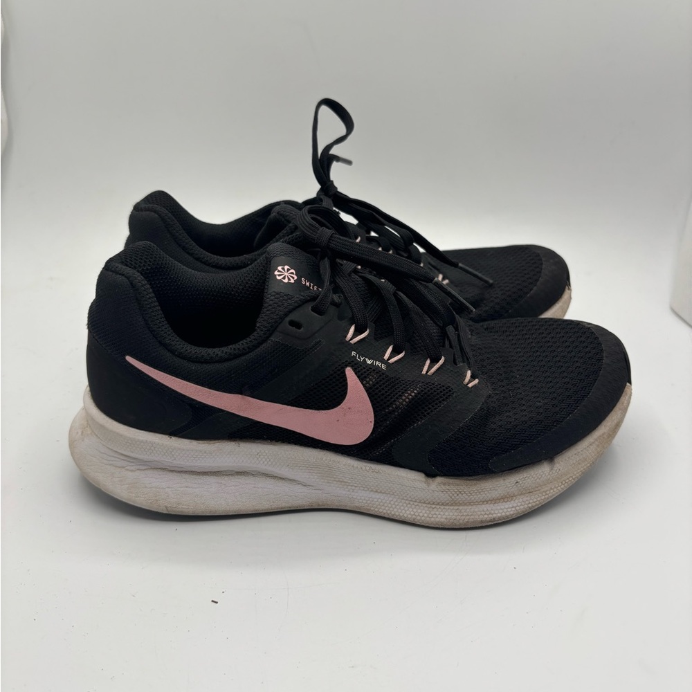 Nike Women's Black and Pink Running Shoes